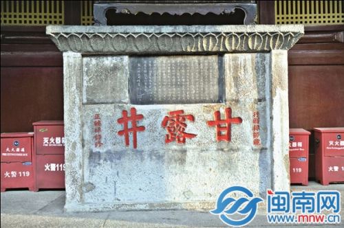 大雄宝殿屋脊上白鸽常在